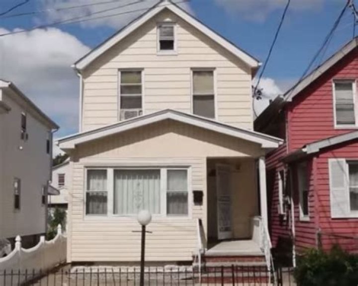 Childhood Homes of Celebrities Compared To Their Current Mansions