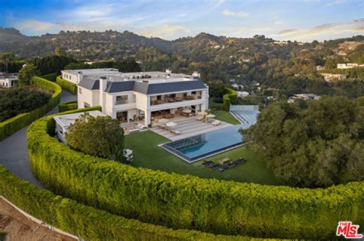 Former Beverly Hills Home Of Kenny Rogers Sells For $46.4 Million - And That's Actually A Bargain!!!