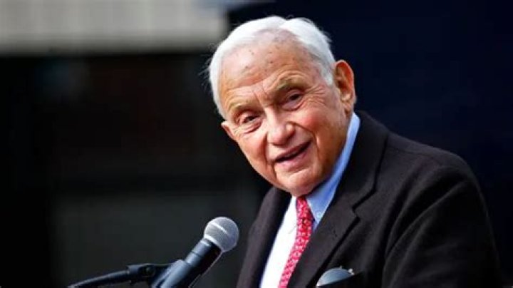 How Much Has Les Wexner's Net Worth Grown From 1990 To Now?