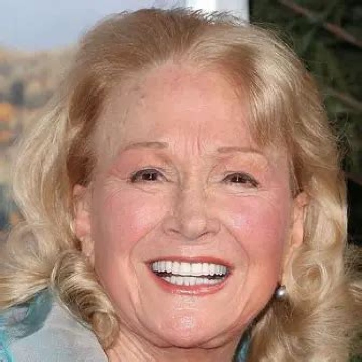 Noureen DeWulf Net Worth | Celebrity Net Worth